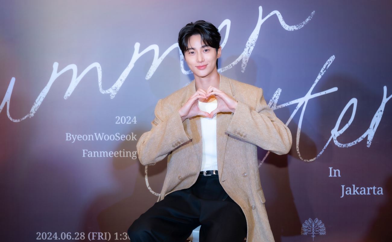 byeon-woo-seok-bagikan-bunga-sebelum-fanmeeting-jakarta-salam-korea